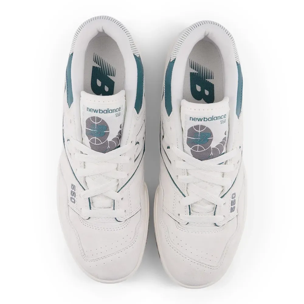 Visão superior do Tênis New Balance 550 mostrando cadarços brancos e palmilha